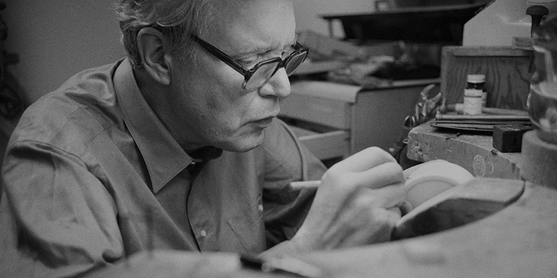 Bill Reid reconstruisant une partie du village haïda - Photo de Robert Keziere. Aimablement fournie par le Musée d’anthropologie de l’Université de la Colombie-Britannique (Vancouver)