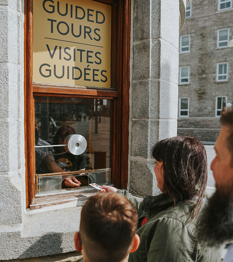 Des personnes achètent des billets pour une visite guidée. Des personnes achètent des billets pour une visite guidée.