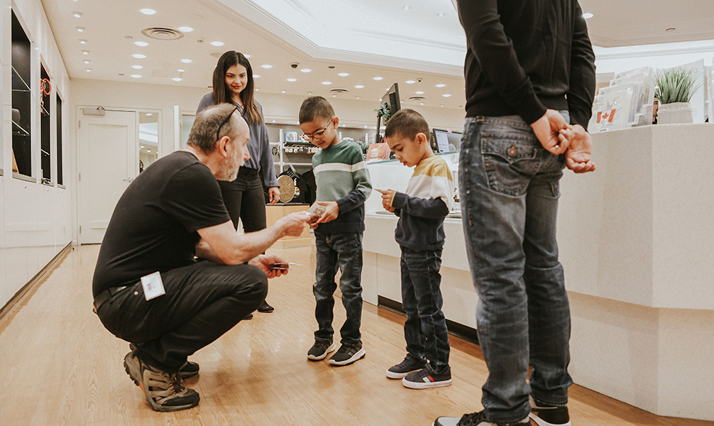 Des personnes magasinent à la boutique de la Monnaie à Ottawa. Des personnes magasinent à la boutique de la Monnaie à Ottawa.