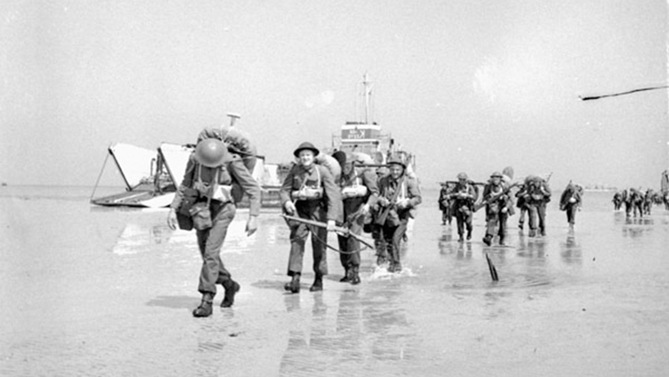 image Débarquement de l’infanterie canadienne. Canada. Ministère de la Défense nationale. BAC, PA-132655