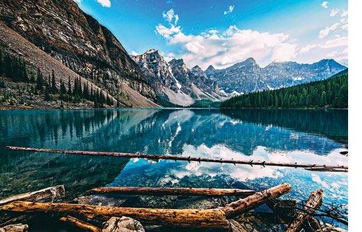 Photographie originale prise par Peter McKinnon, photographe et cinéaste canadien. Elle représente le lac Moraine, situé dans la vallée des Dix Pics, dans le parc national Banff, en Alberta, au Canada.