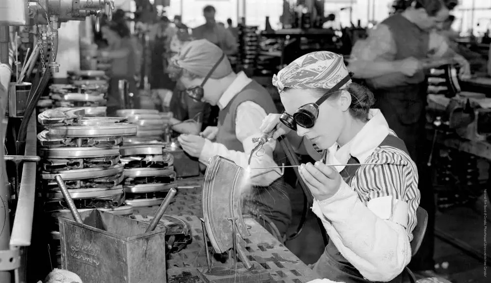 image Les nouvelles unités ont permis aux femmes de s'enrôler et d'assumer des rôles administratifs, de bureau et autres rôles similaires afin que les hommes de l'armée de l'air et de l'armée puissent assumer des tâches plus lourdes. Les unités féminines sont rapidement devenues si essentielles aux opérations militaires qu'en 1942, elles ont été officiellement intégrées dans leurs branches respectives en tant que Division féminine de l'Aviation royale canadienne et Corps féminin de l'Armée canadienne.