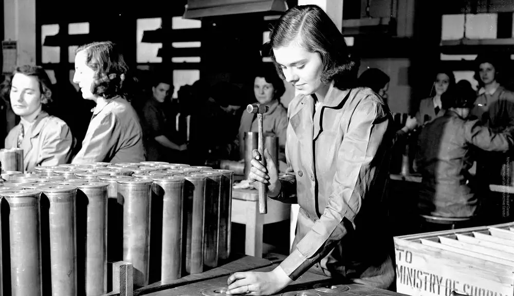 - Cette année, notre collection Fin de la Seconde Guerre mondiale célèbre non seulement le rôle du Canada dans la transition vers la paix, mais rend également hommage aux femmes qui nous ont aidés à y parvenir. Les femmes qui ont changé à jamais le statu quo et qui ont ouvert la voie à celles qui voulaient suivre leurs traces. Leur contribution ne doit jamais être oubliée. De la terre à la mer en passant par le ciel, nous honorons leur héritage.