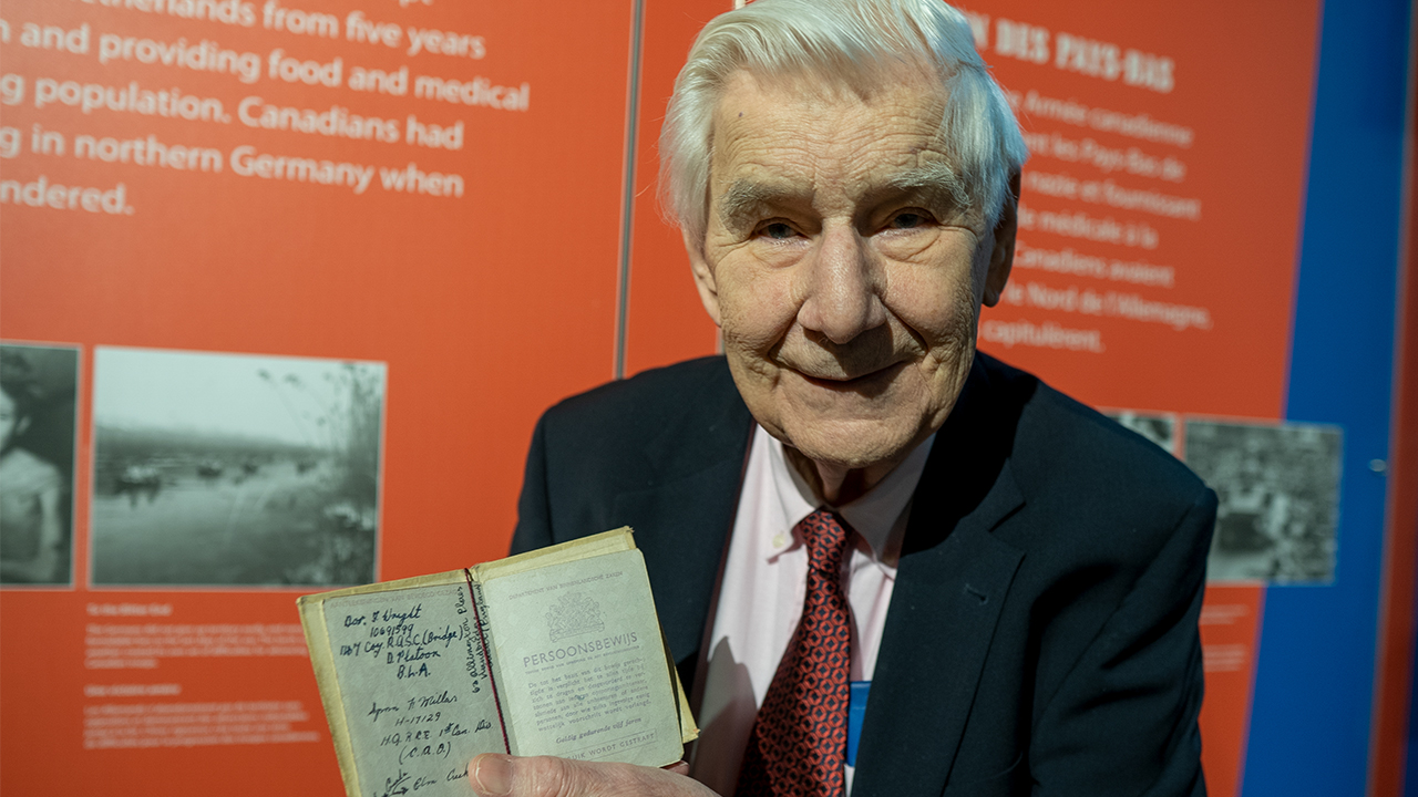 Une courte promenade plus loin dans le musée nous amène à la section Libération des Pays-Bas dans la galerie de la Seconde Guerre mondiale. Le sourire radieux d'Albert se transforme en un regard solennel alors qu'il voit des reliques qui lui rappellent son adolescence mouvementée.