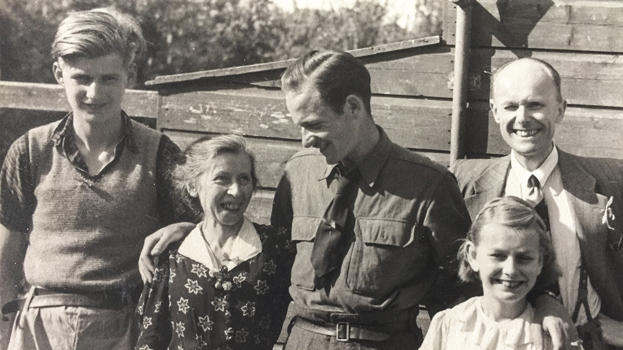 L'histoire d'Albert est un exemple de nombreuses histoires qui ne devraient jamais être oubliées. Des histoires que nous espérons mettre en valeur et donner vie avec notre Collection Libération. Ces œuvres d'art ont été conçues comme des rappels intemporels des liens qui ont été forgés il y a 75 ans et des sacrifices qui ont été faits pour garantir que nous ayons les libertés que nous avons aujourd'hui.