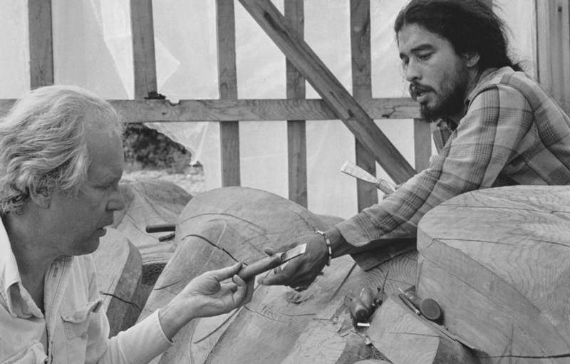 Bill Reid working with Guujaaw (Gwaai Edenshaw's father), Skidegate, 1976. Photography by Ulli Steltzer.