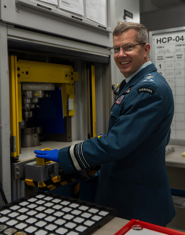 Lieutenant-General Eric Kenny striking a coin Lieutenant-General Eric Kenny striking a coin